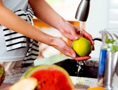 Δείτε ποιες τροφές πρέπει να πλένετε πάντα και ποιες ποτέ πριν τις καταναλώσετε